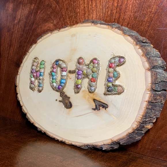 Handmade HOME sign brasswood with shells and jute rope - Picture 3 of 5